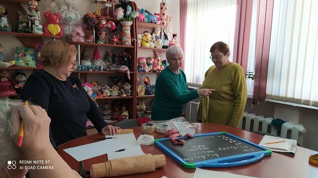 9 ноября в отделении дневного пребывания для граждан пожилого возраста г.Полоцк в рамках дизайнерского кружка «Гаспадыня» прошёл мастер-класс по кройке и шитью.
