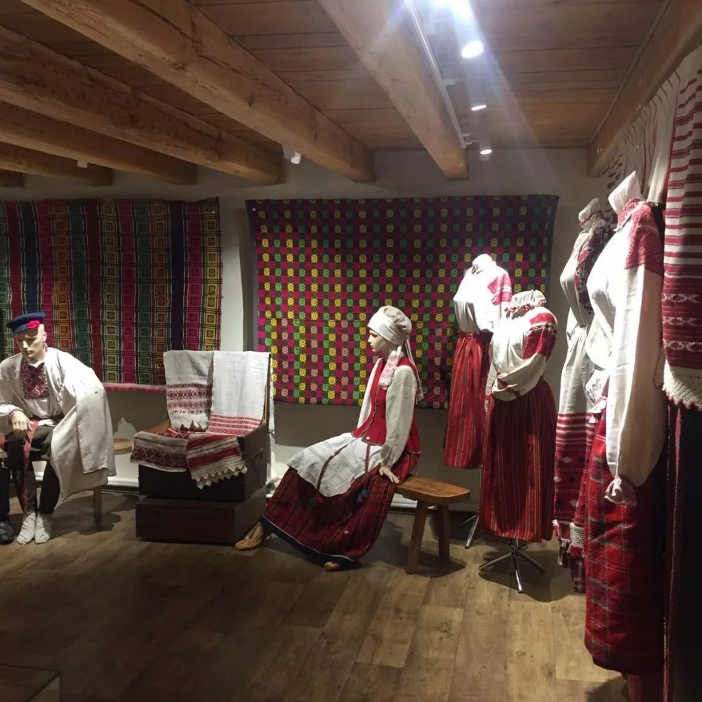 16 февраля посетители отделения дневного пребывания для пожилых посетили выставку «Культура, якая знікае» Музея традиционного ручного ткачества Поозерья