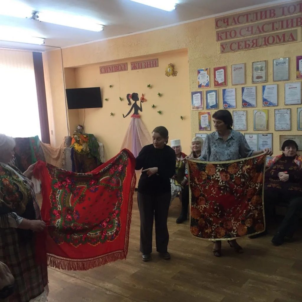 15 марта в отделении дневного пребывания для граждан пожилого возраста прошла выставка платков «Платок и история»