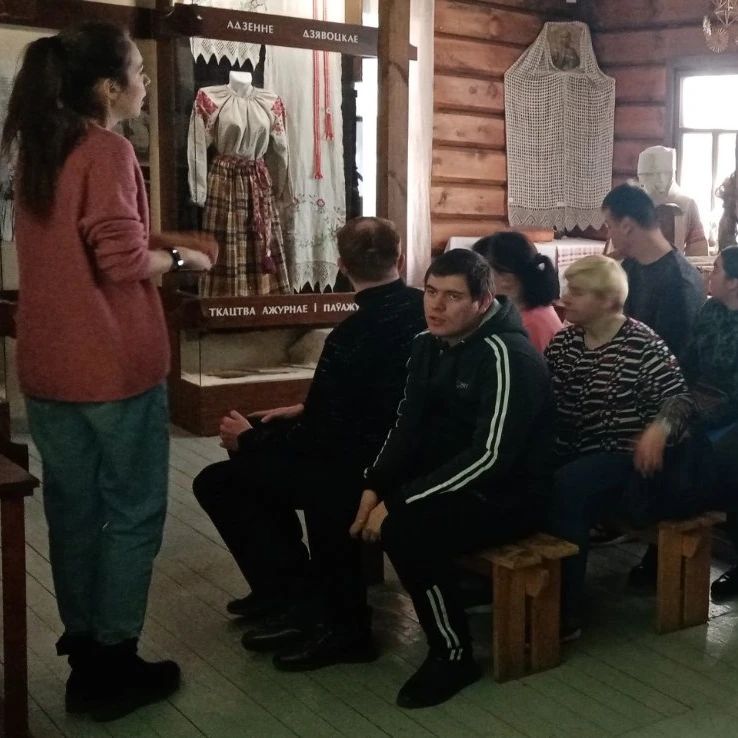 Посетители отделения дневного пребывания для инвалидов побывали в музее традиционного ручного ткачества Поозерья
