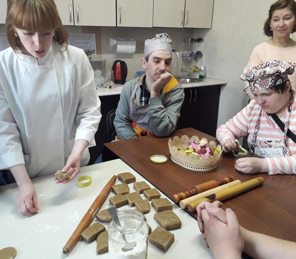 Кулинарный мастер-класс по приготовлению и росписи пряников в отделении дневного пребывания для инвалидов