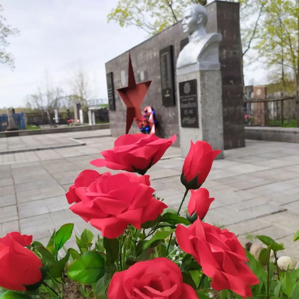 6 мая состоялся торжественный митинг у братской могилы воинского захоронения в память 160-и советских воинов, погибших при освобождении г. Полоцка