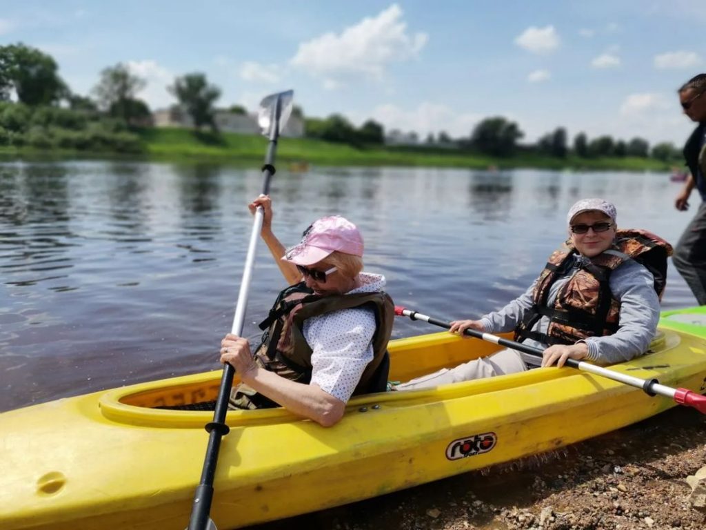 8 мая состоялся сплав на байдарках по реке З.Двина в исторической части города для посетителей дневного пребывания для пожилых граждан
