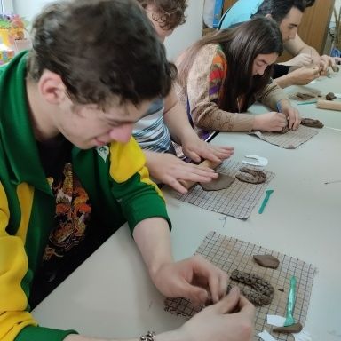 Мастер-класс по изготовлению сувенира из керамики провели для посетителей отделения дневного пребывания инвалидов г. Полоцка