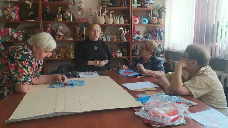 В отделении дневного пребывания для граждан пожилого возраста г.Полоцка 14 июля в рамках кружка рукоделия «Истоки мастерства» прошёл мастер-класс лоскутного шитья