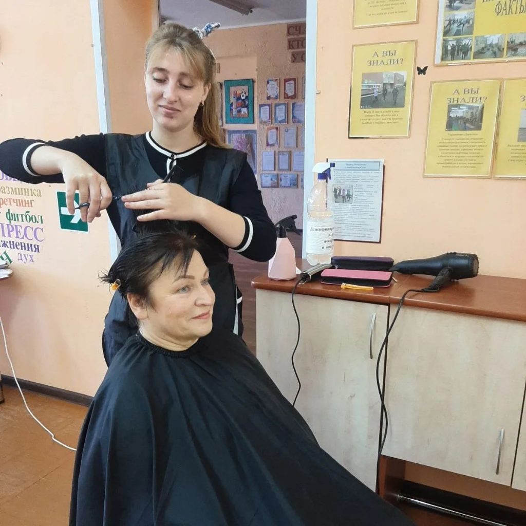 10 августа 2022 года посетители отделения дневного пребывания для граждан пожилого возраста г.Полоцка получили услуги парикмахера в рамках ежемесячной акции «Нам года не беда, мы с прической всегда!»