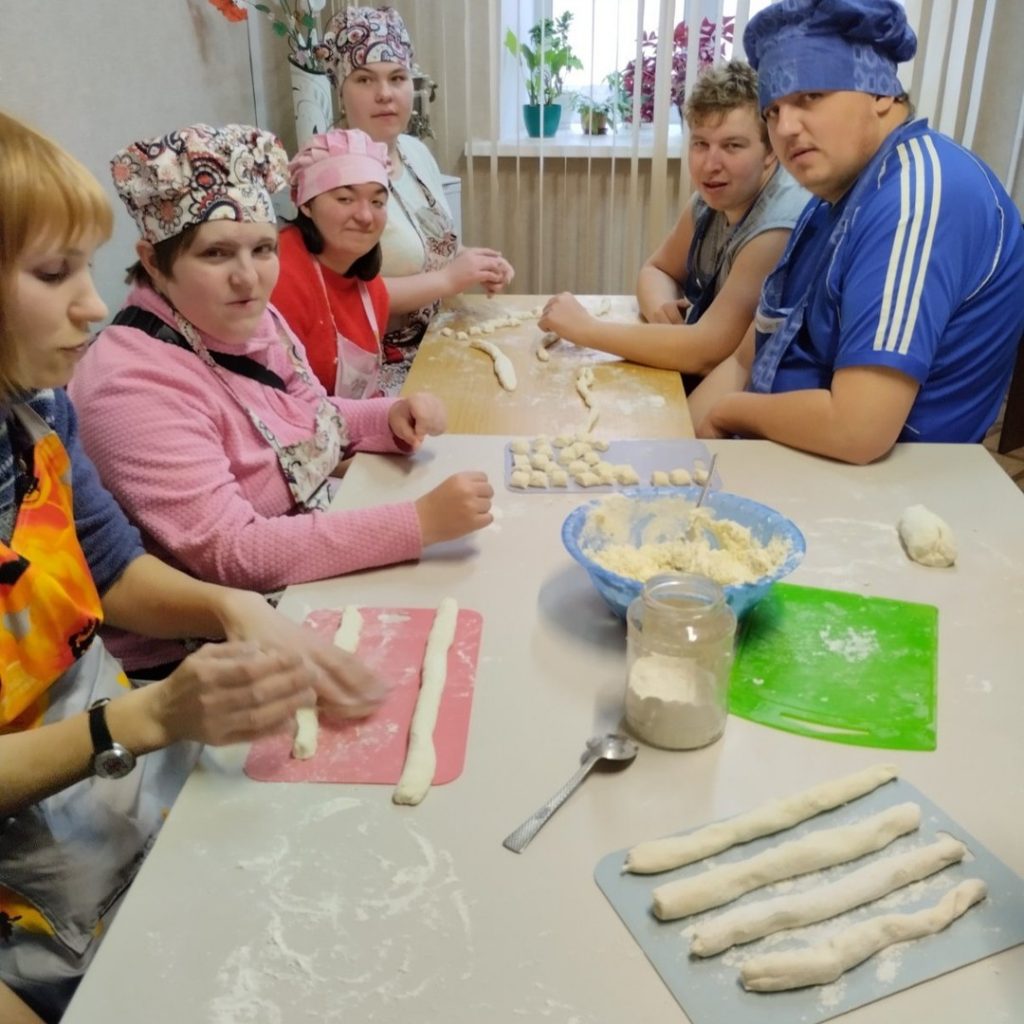 «Ленивые вареники». Под таким названием 1 ноября в отделении дневного пребывания для инвалидов г.Полоцка прошел кулинарный мастер-класс.