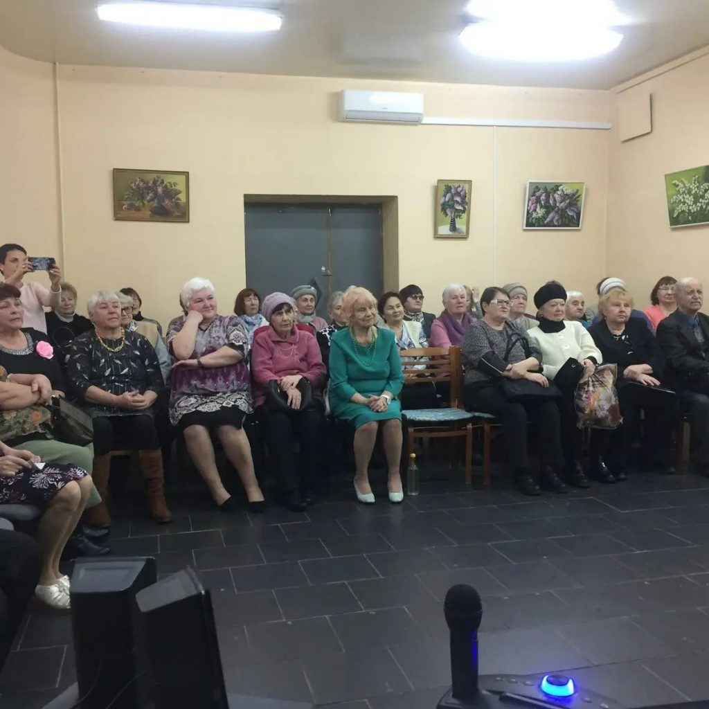 В отделении дневного пребывания для граждан пожилого возраста города Полоцка состоялась встреча любителей жанра вокальной музыки «Вечер романса».