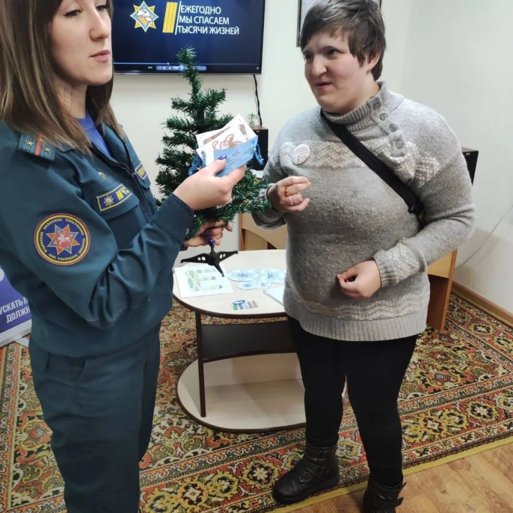 Накануне новогодних праздников специалисты Полоцкой службы МЧС посетили отделение дневного пребывания для инвалидов с познавательным мероприятием “Безопасный Новый год”.