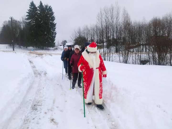 Посетители отделений дневного пребывания для граждан пожилого возраста и инвалидов приняли участие в марафоне по скандинавской ходьбе: “По следам Деда Мороза”.