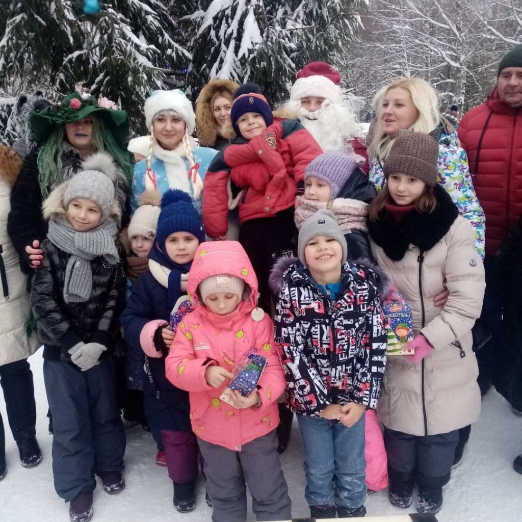 Сотрудники ГУ “Территориальный центр социального обслуживания населения Полоцкого района” с детьми совершили увлекательную экскурсию “Новогодняя сказка в Березинском”
