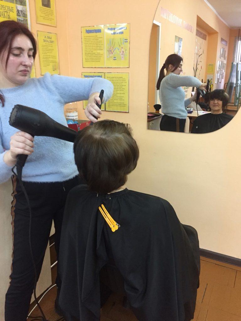 В отделении дневного пребывания для граждан пожилого возраста города Полоцка ГУ «Территориальный центр социального обслуживания Полоцкого района» ежемесячно работает выездная парикмахерская «Леди 60+».