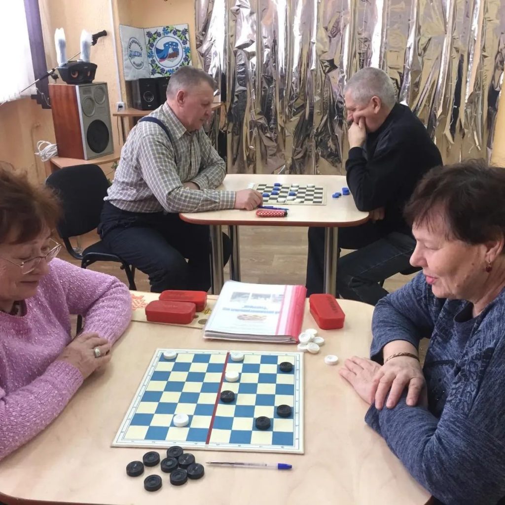 Клуб «Стратегия» отделения дневного пребывания для граждан пожилого возраста города Полоцка даёт возможность каждому кто хочет интересно и с пользой провести свободное время за игрой в шашки.