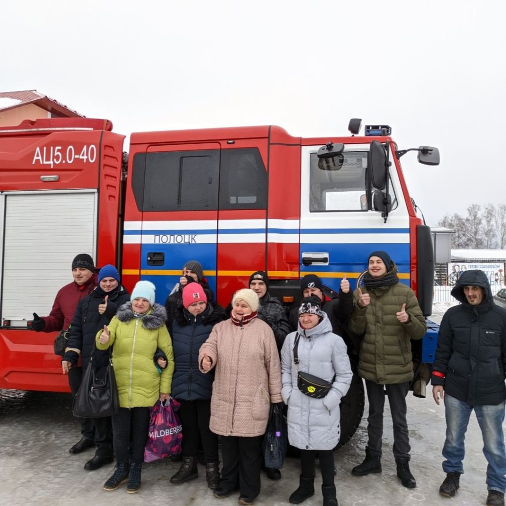В рамках акции “Безопасность в каждый дом”🏡 посетители отделения дневного пребывания для инвалидов г.Полоцка побывали в пожарной части.