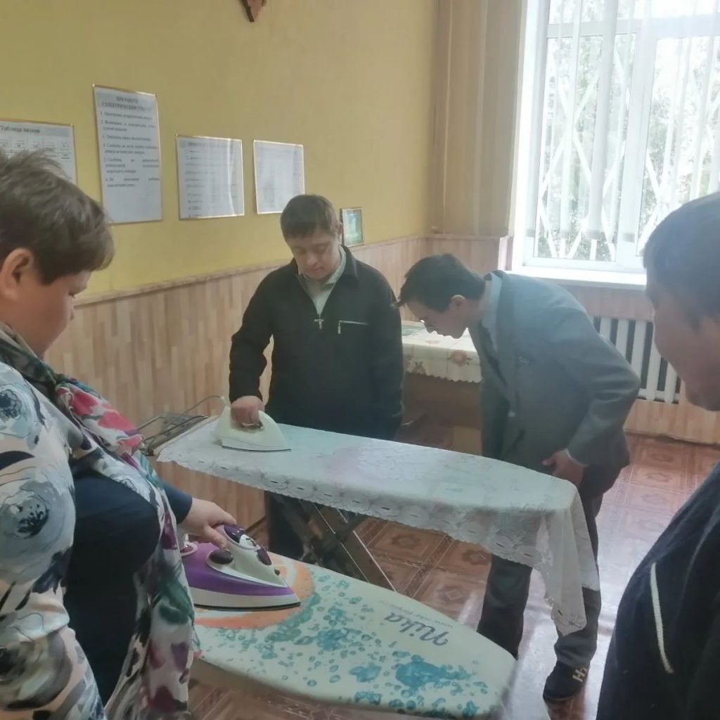 В отделении дневного пребывания для инвалидов г.п. Ветрино в рамках школы самостоятельного проживания посетители учились стирать тюль и шторы.