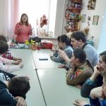 Посетители отделения дневного пребывания для инвалидов изготовили символ — цветы Победы