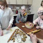 Кулинарный мастер-класс по приготовлению и росписи пряников в отделении дневного пребывания для инвалидов