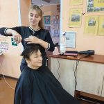 10 августа 2022 года посетители отделения дневного пребывания для граждан пожилого возраста г.Полоцка получили услуги парикмахера в рамках ежемесячной акции «Нам года не беда, мы с прической всегда!»
