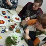 Новый год уже на пороге. Праздничная атмосфера чувствовалась сегодня и в отделении дневного пребывания для инвалидов г.Полоцка. Посетители побывали в мастерской художника, где изготовили яркие и красочные «Новогодние подвески».