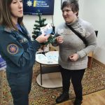 Накануне новогодних праздников специалисты Полоцкой службы МЧС посетили отделение дневного пребывания для инвалидов с познавательным мероприятием «Безопасный Новый год».