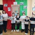 В рамках инновационной практики межпоколенческого взаимодействия «Людзі. Падзеі. Гісторыя.» и в преддверии Дня Государственного флага, Государственного герба и Государственного гимна Республики Беларусь в отделении дневного пребывания для граждан пожилого возраста ГУ «Территориальный центр социального обслуживания населения Полоцкого района » для ребят из ГУО «Базовая школа 11 г. Полоцка» состоялся мастер — класс Ушаковой Т. Б. «Символ гордости и единства поколений».